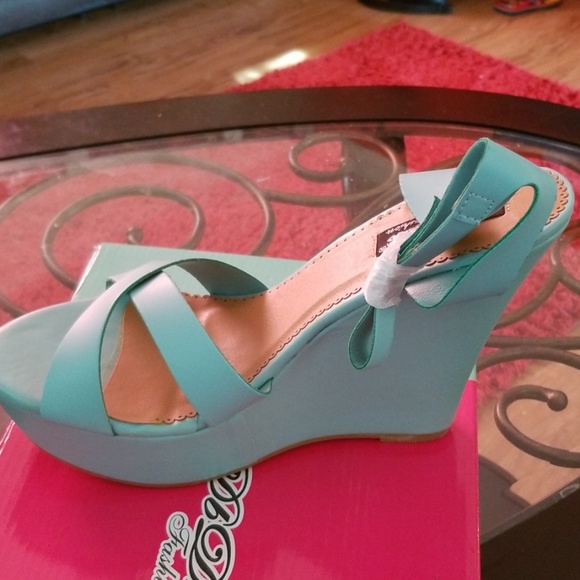 Shoe - Picture 4 of 4